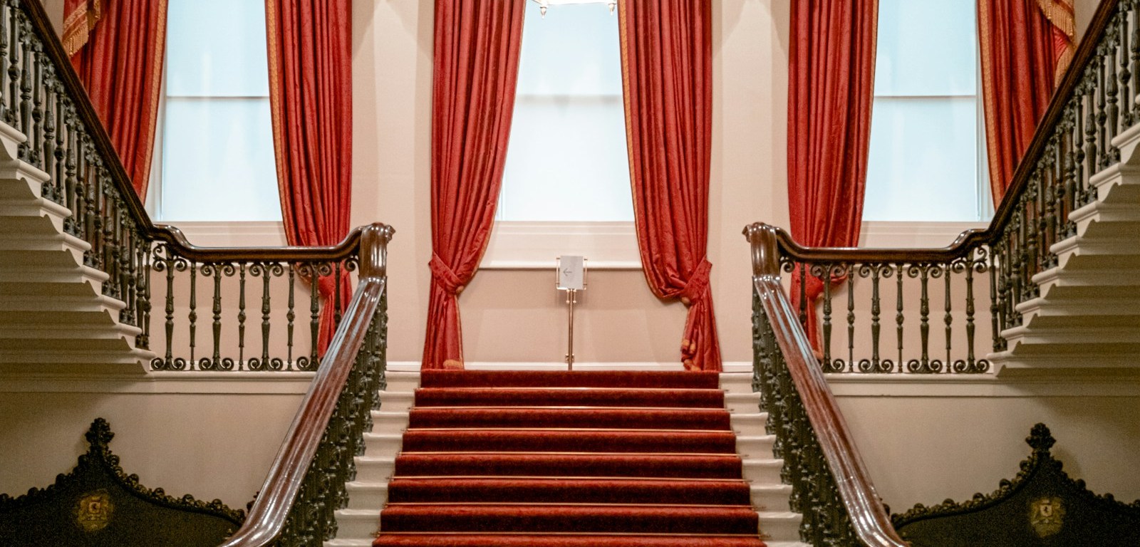 Escalera de un edificio histórico cubierta con alfombra roja