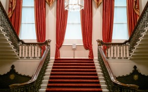 Escalera de un edificio histórico cubierta con alfombra roja