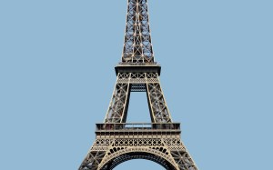 La Torre Eiffel de París bajo un cielo azul
