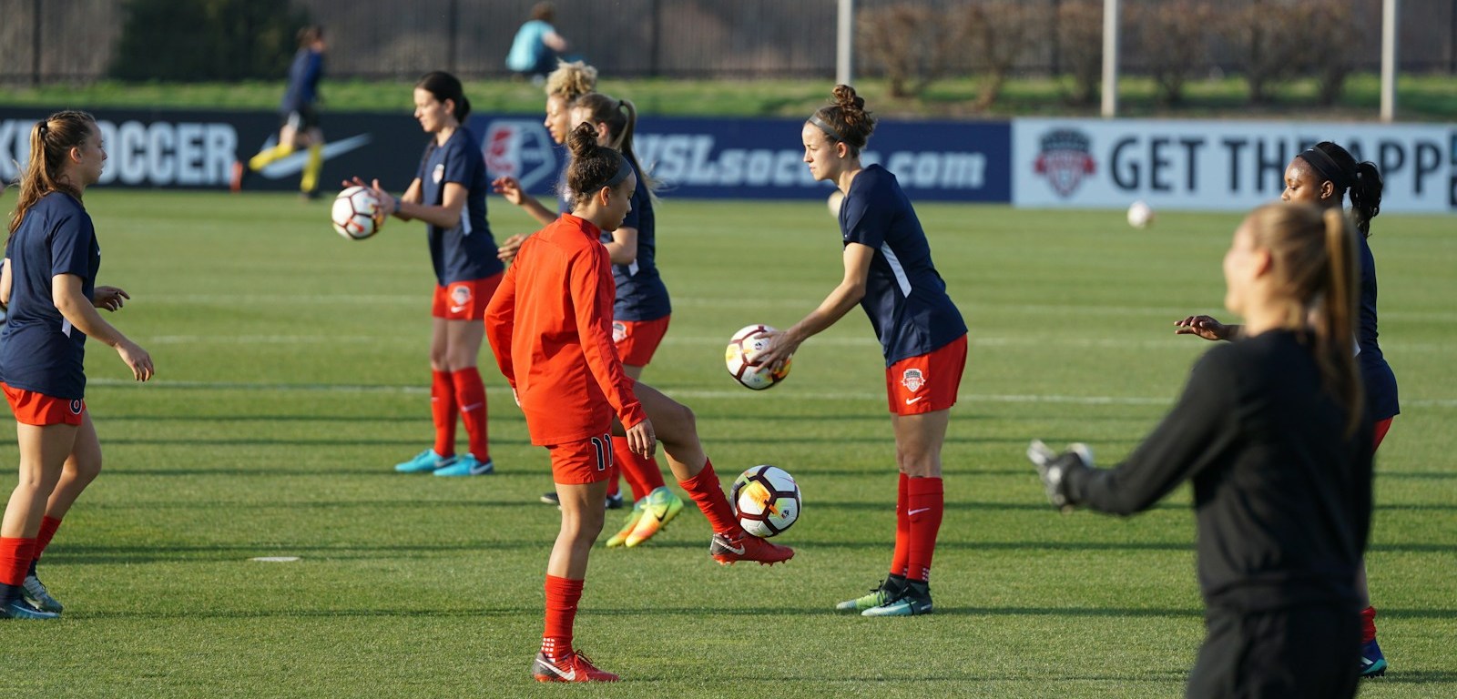 Grupo de mujeres jugando un partido de fútbol en una cancha de césped
