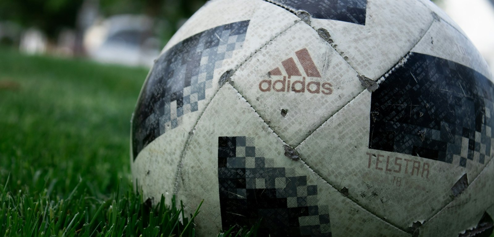 Pelota de fútbol sobre el césped de una cancha