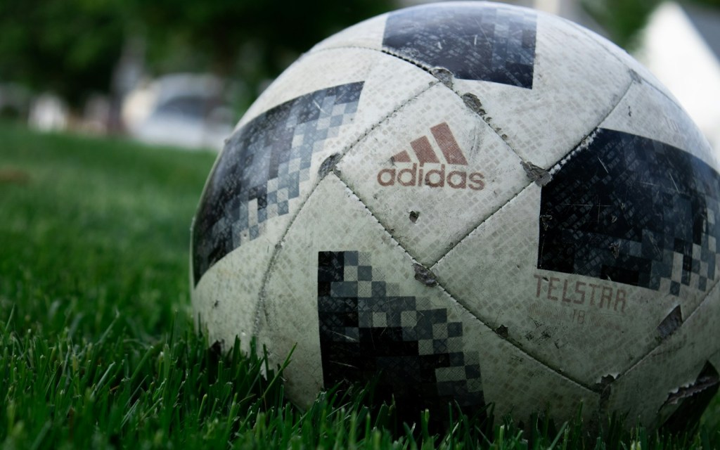 Pelota de fútbol sobre el césped de una cancha