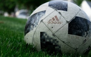 Pelota de fútbol sobre el césped de una cancha