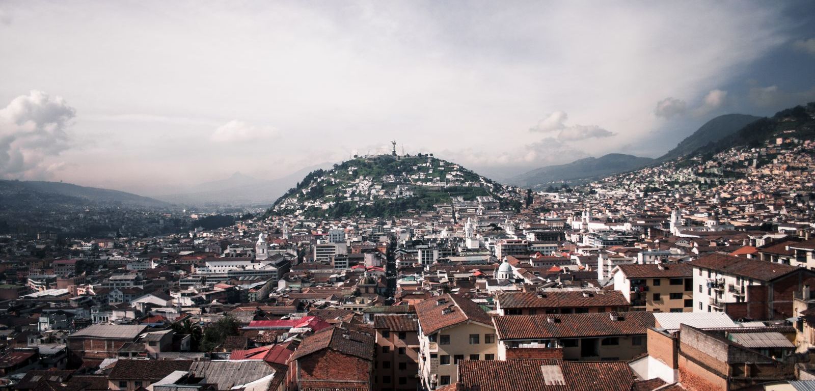 Vista panorámica de Quito con montañas al fondo