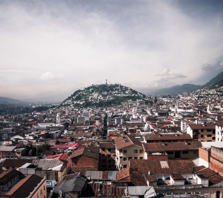 Vista panorámica de Quito con montañas al fondo