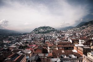 Vista panorámica de Quito con montañas al fondo