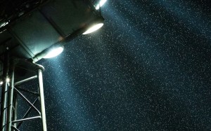 Reflectores de un estadio encendidos en una noche oscura
