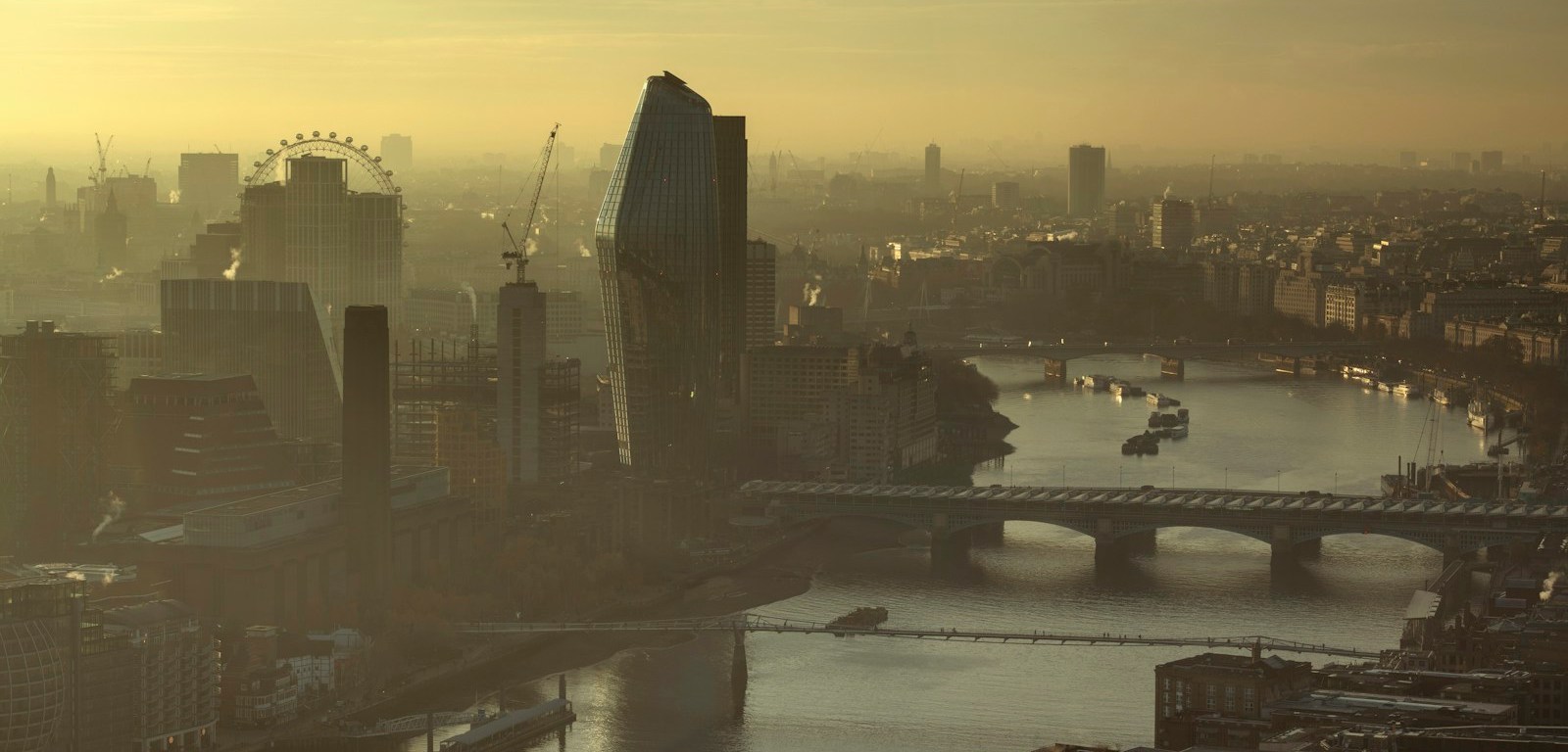 Vista de Londres y el río Támesis al atardecer desde lo alto