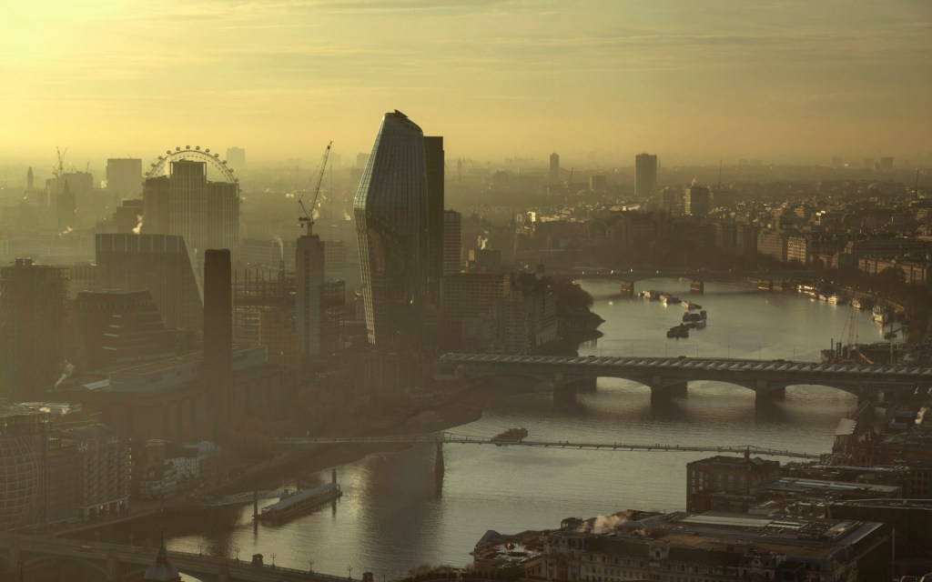 Vista de Londres y el río Támesis al atardecer desde lo alto