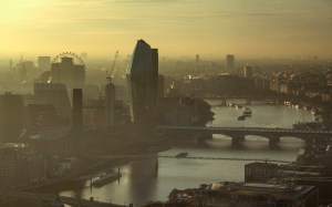 Vista de Londres y el río Támesis al atardecer desde lo alto