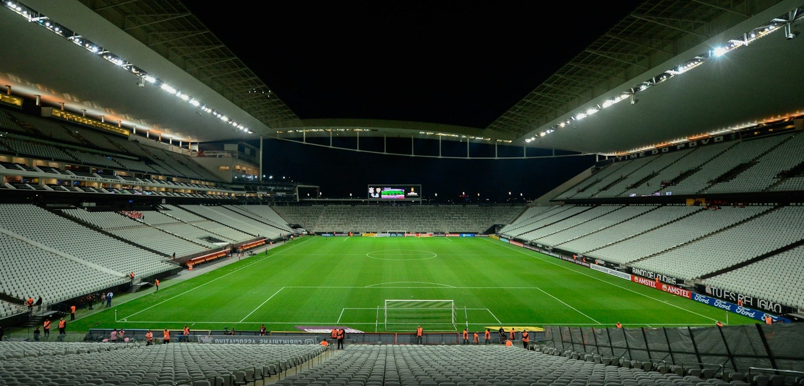 Estadio de fútbol vacío con las luces encendidas de noche