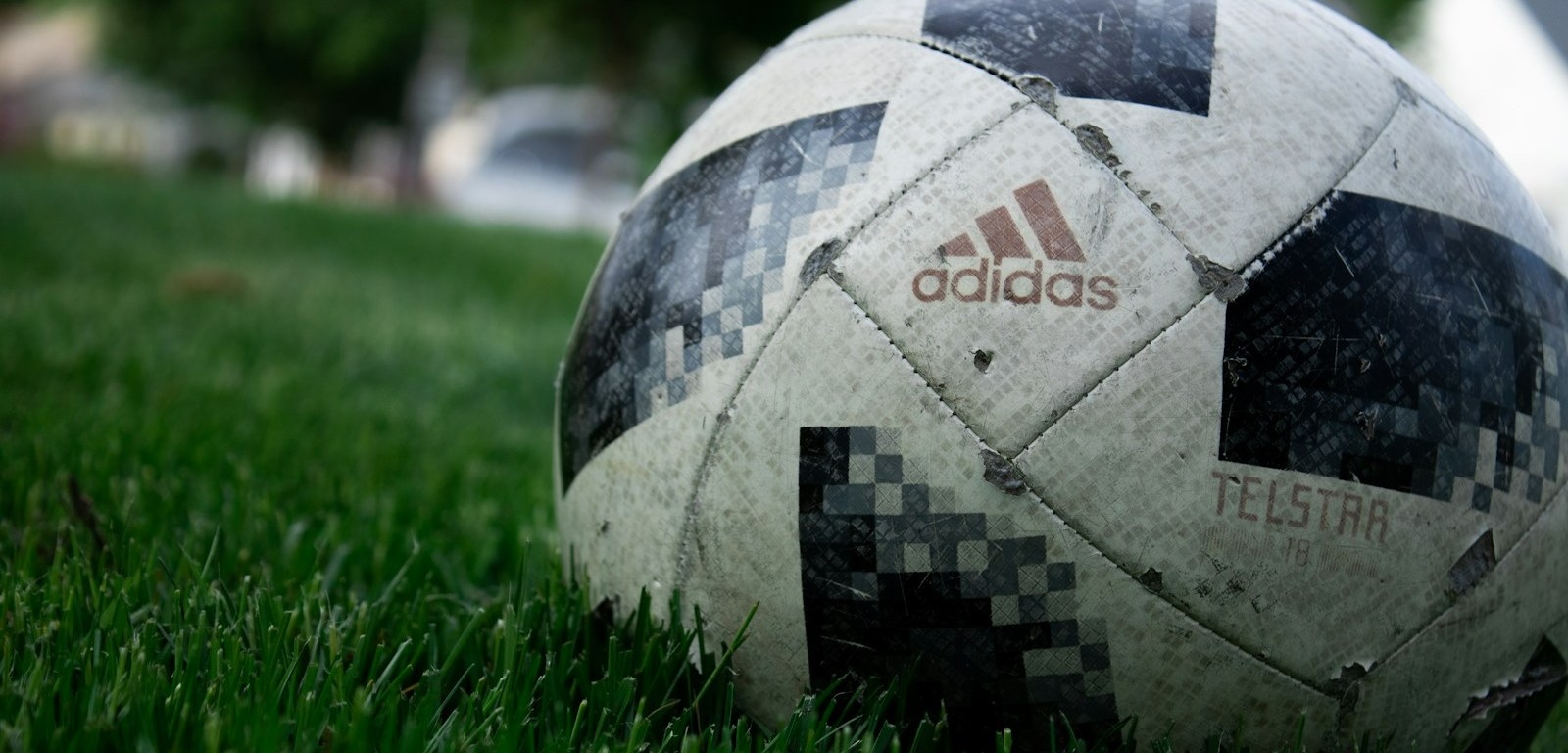 Primer plano de un balón de fútbol sobre el césped
