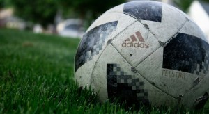 Primer plano de un balón de fútbol sobre el césped
