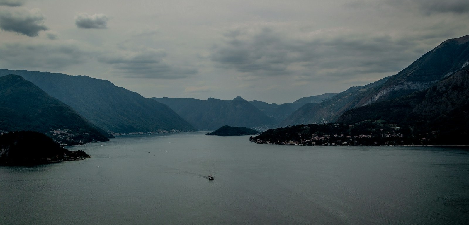 Lago rodeado de montañas verdes en el norte de Italia