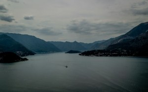 Lago rodeado de montañas verdes en el norte de Italia