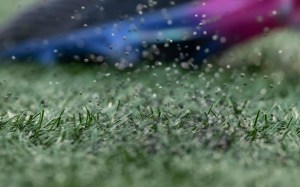 Primer plano de un botín de fútbol que levanta tierra sobre el césped durante una jugada
